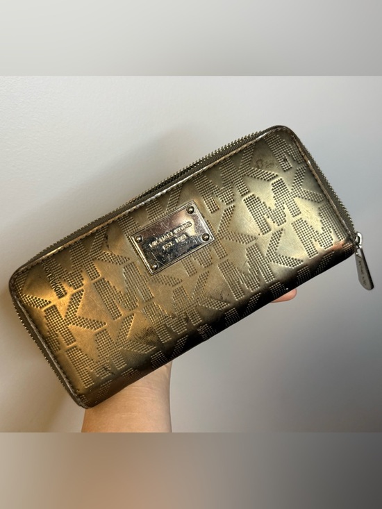 Michael Kors Handbags - Michael Kors Jet Set Continental Zip Around Wallet